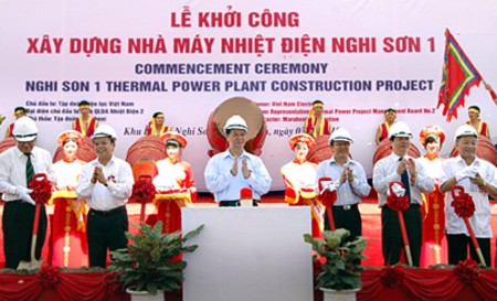 Prime Minister Nguyen Tan Dung (3rd, L) attends at the groundbreaking ceremony for the Nghi Son 1 thermal power plant in northern Thanh Hoa Province on July 3. (Photo:VOV) Prime Minister Nguyen Tan Dung (3rd, L) attends at the groundbreaking ceremony for the Nghi Son 1 thermal power plant in northern Thanh Hoa Province on July 3. (Photo:VOV)
